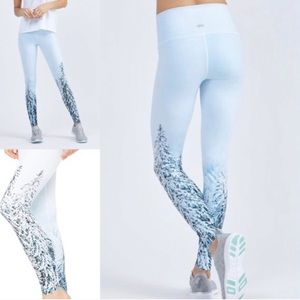 ALO Winter Landscape Leggings yoga barre run. 🌲